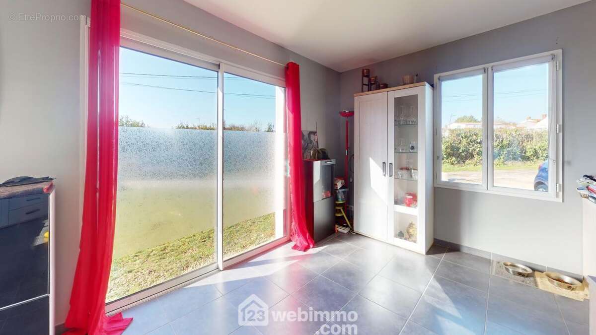 Grande pièce de vie ouverte, lumière naturelle grâce à ses larges baies vitrées. Espace convivial intégrant un coin salon et une salle à manger. - Maison à LONGEVILLE-SUR-MER