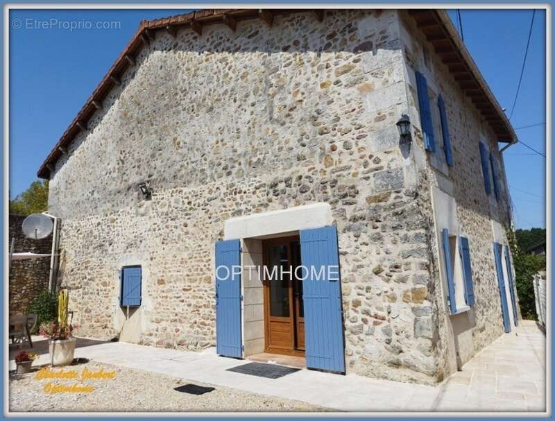 Maison à LA ROCHE-CHALAIS