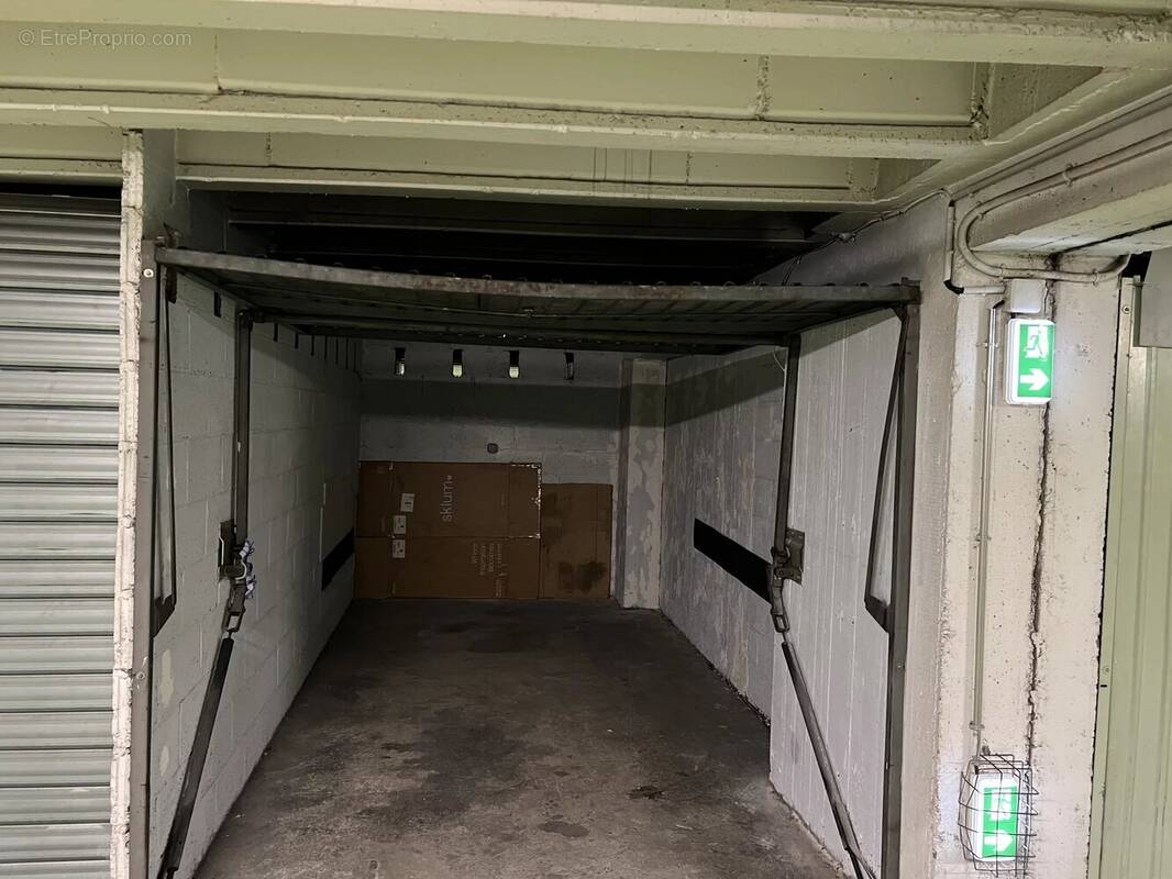 Parking à PARIS-17E