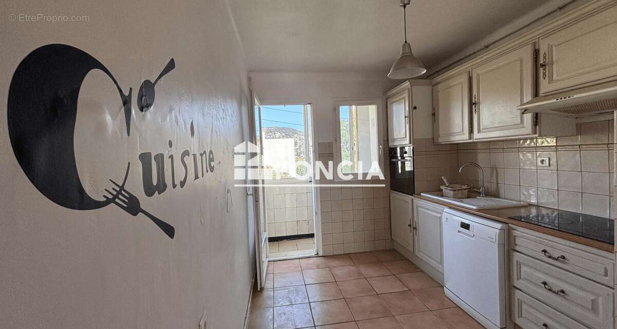 HYERE, EN DERNIER ETAGE, T3/4 traversant et lumineux avec cave et large parking - photo 7