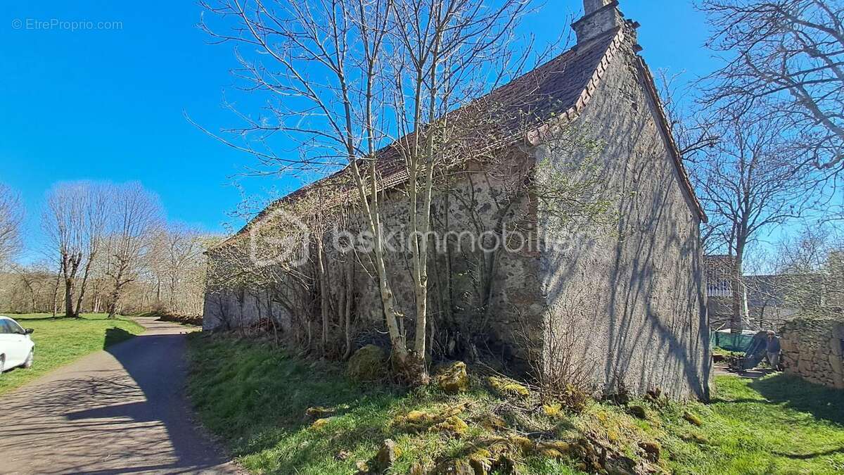 Corps de ferme à rénover sur la commune de Chalinargues - photo 3