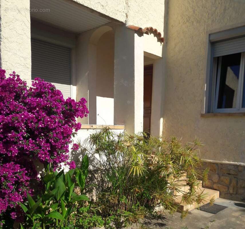 Vue sur entrée principale - Maison à SIX-FOURS-LES-PLAGES