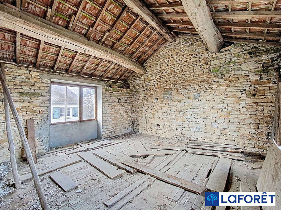 Maison à MONTIGNY-MORNAY-VILLENEUVE-SUR-VINGEANNE