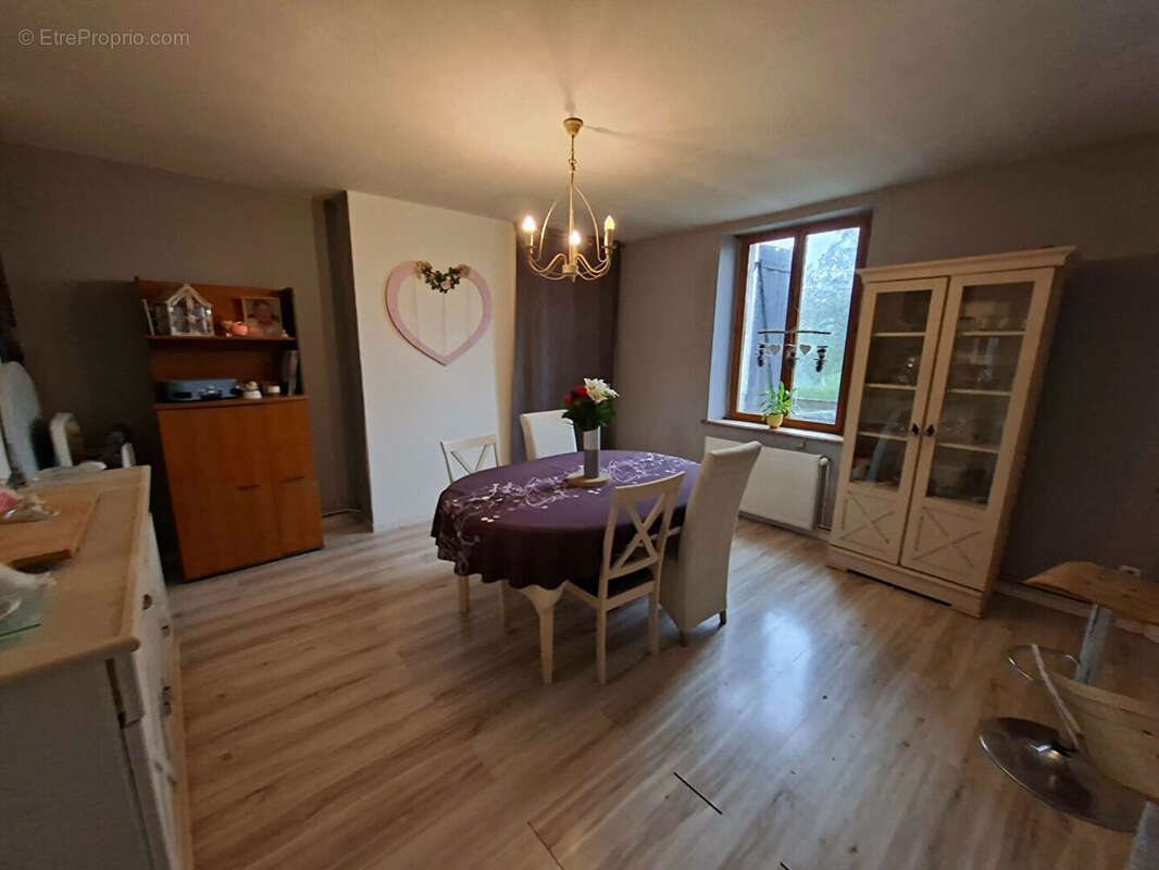 Maison à AUBENTON