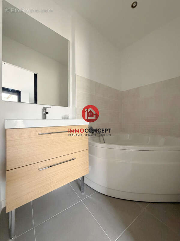 Appartement à LAUDUN-L'ARDOISE