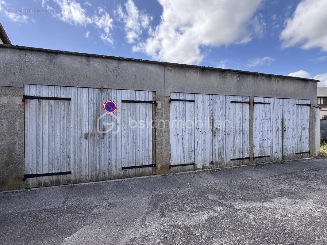 Parking à DAMVILLE