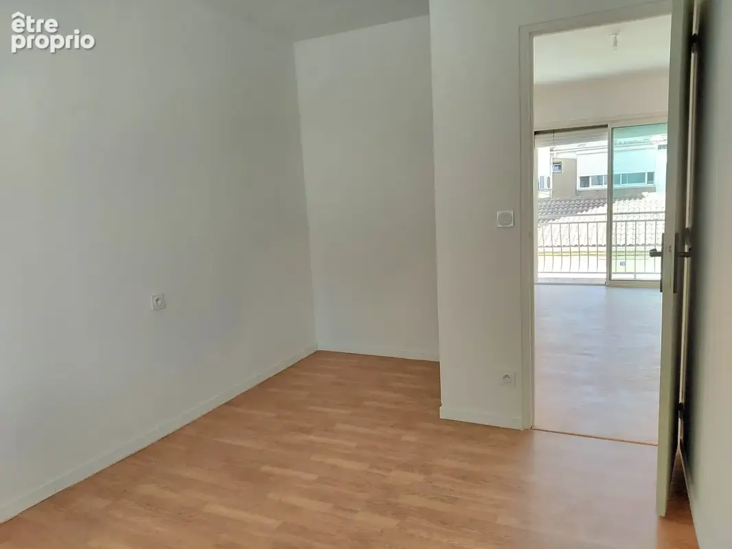 Appartement entièrement rénové avec grande terrasse Centre ville tout proche - photo 4