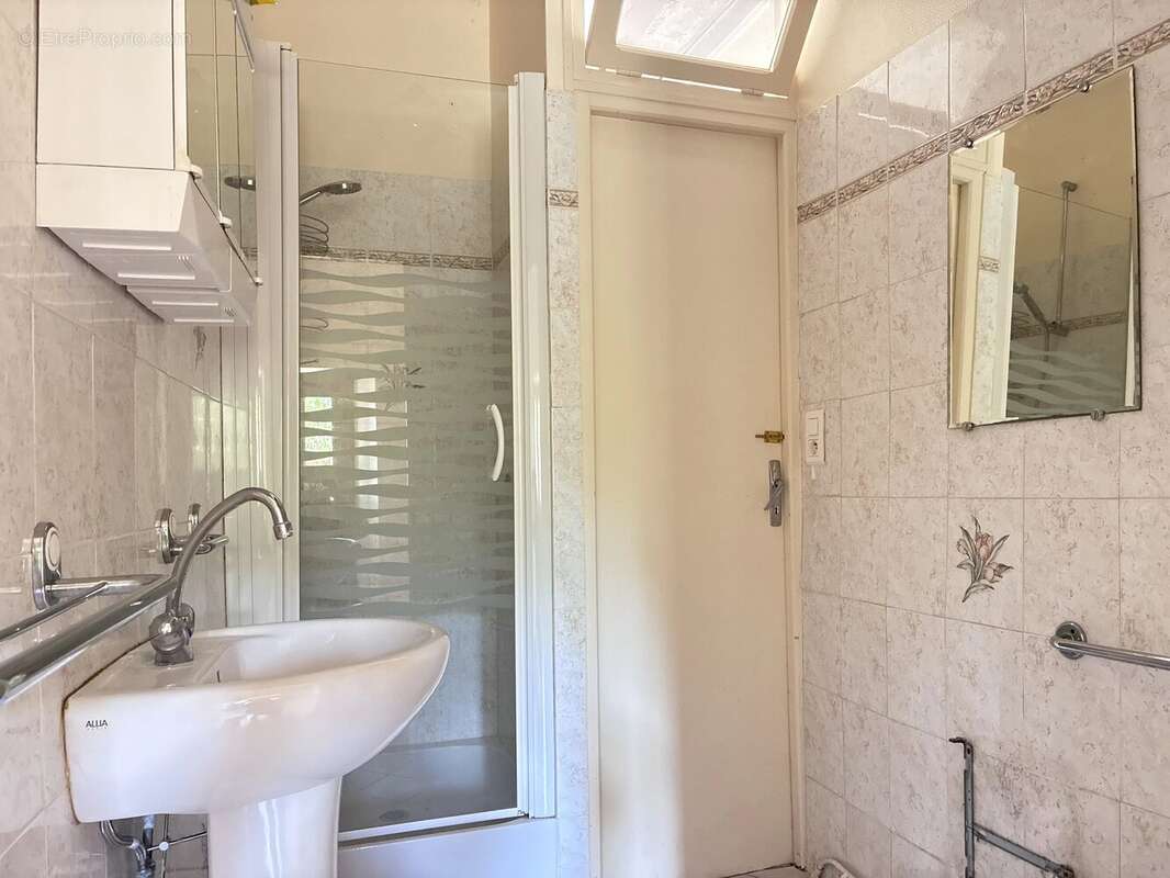 Petite maison de hameau avec une grange et un terrain - photo 8