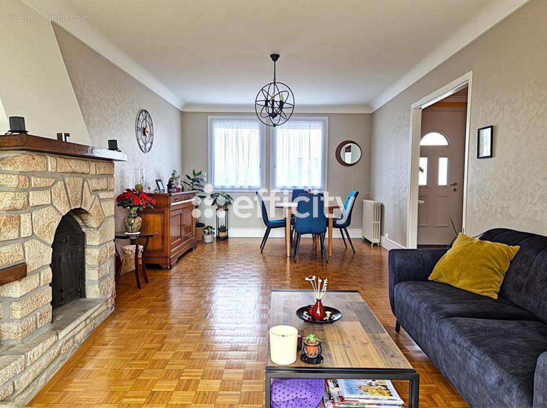 Maison à CHATEAUNEUF-DU-FAOU