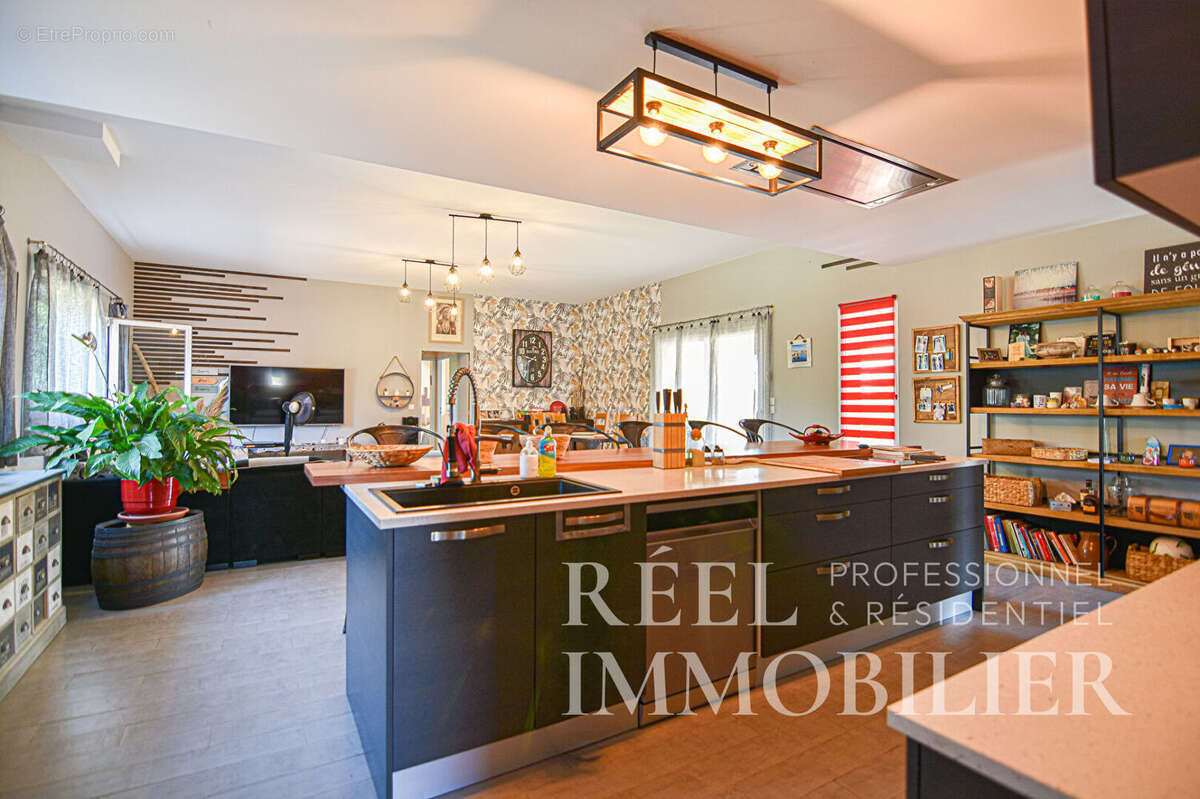 Maison contemporaine de plain pied  avec piscine. - photo 4