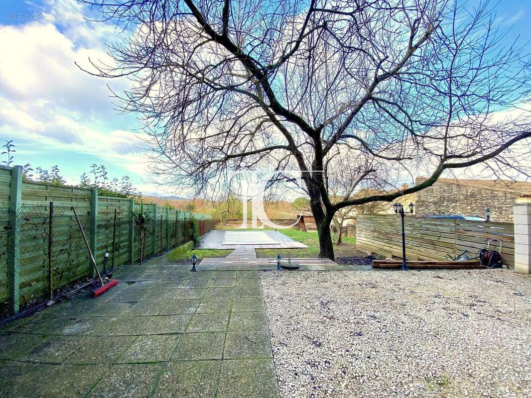 Maison à SAINT-JEAN-DE-MARUEJOLS-ET-AVEJAN