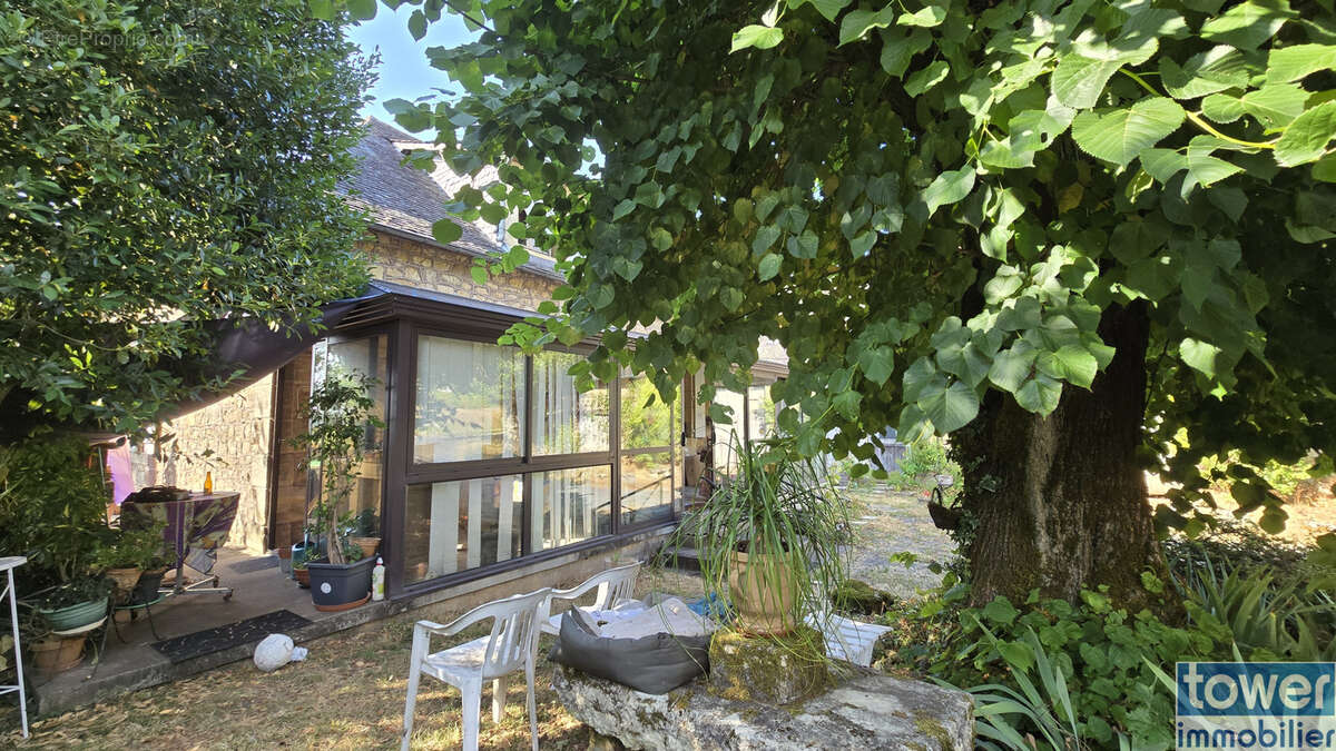 Corps de ferme, terrain de 2500 m2 environ - photo 3