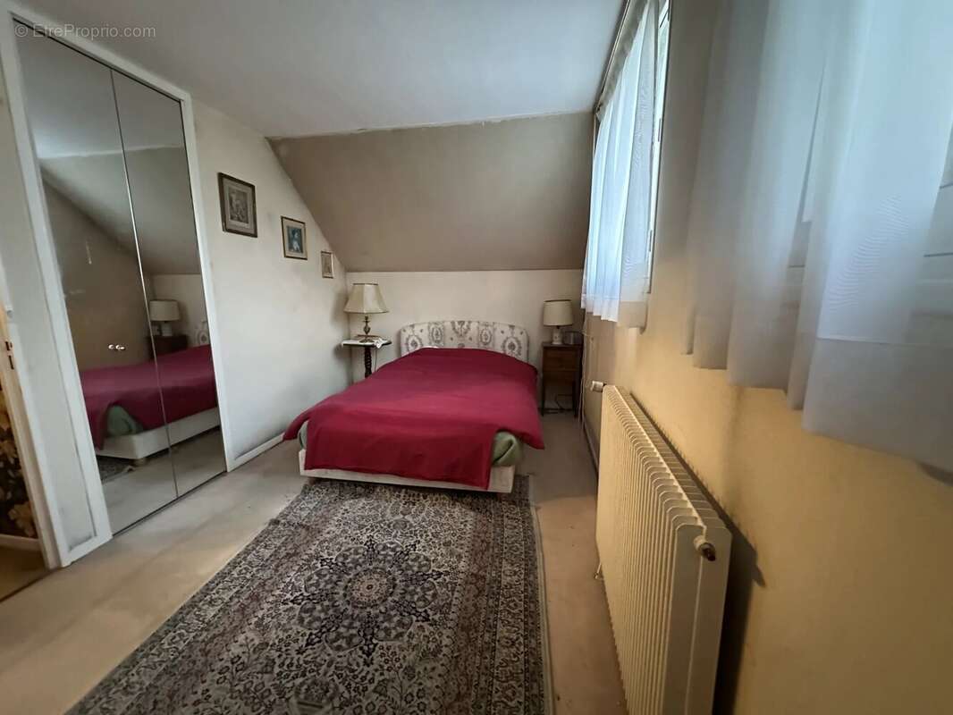 Maison à LE MESNIL-SAINT-DENIS