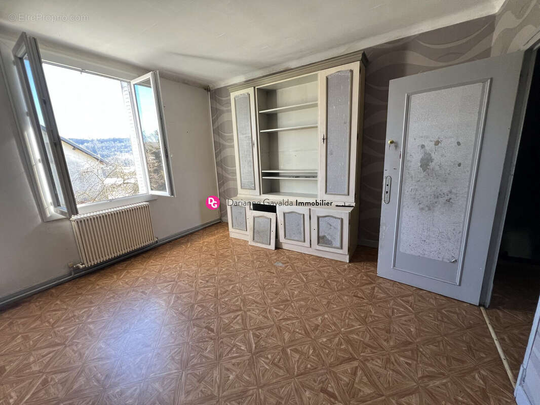 Maison à LIVINHAC-LE-HAUT