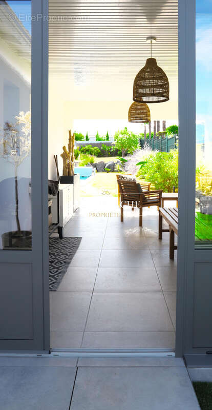 Maison  à la rénovation contemporaine avec piscine- a deux pas des commerces & de la plage - - photo 4