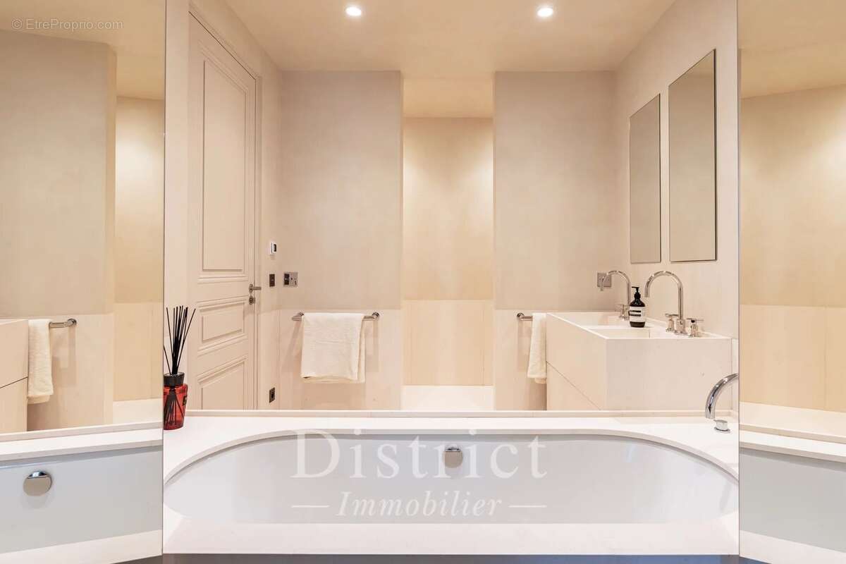 Appartement à PARIS-16E