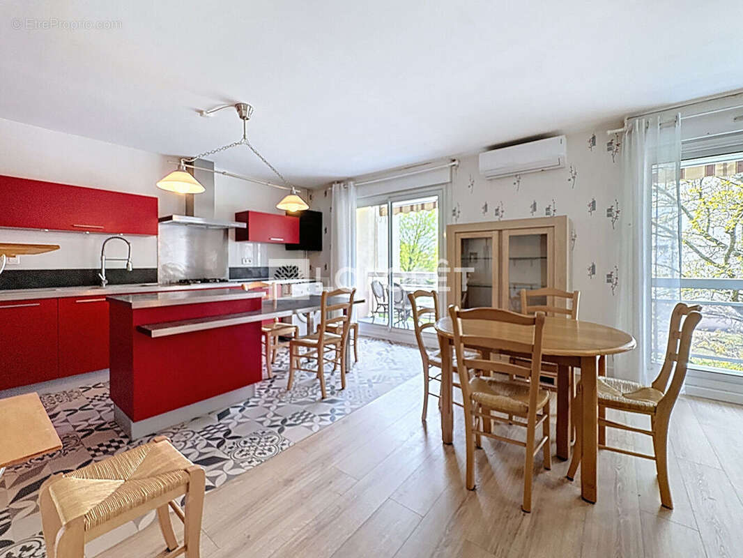 Appartement à PERONNAS