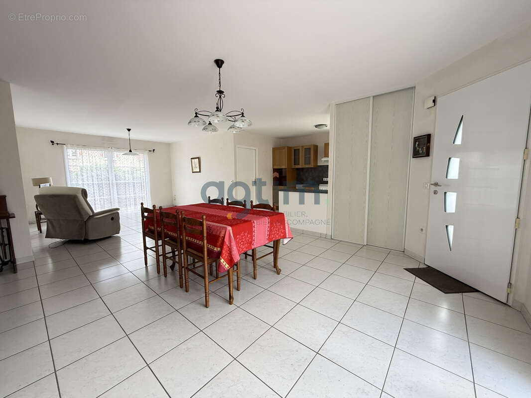MONTAIGU, Centre, en lotissement: Maison de plain pied, 93m2 habitables, 2 chambres, garage, terrain clos - photo 9