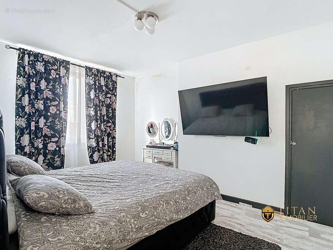 Immeuble avec local commercial et appartement - Petite-Synthe - Titan Immobilier - Appartement à DUNKERQUE