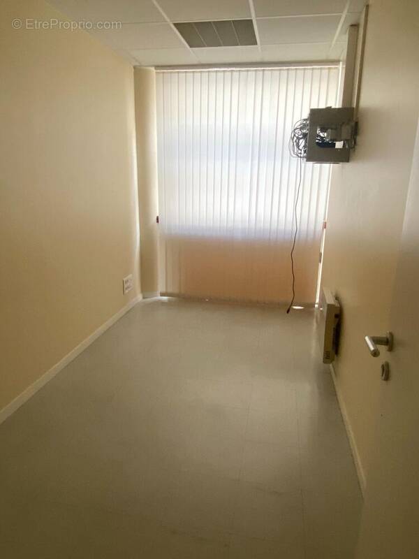 Photo 1 - Commerce à NIORT