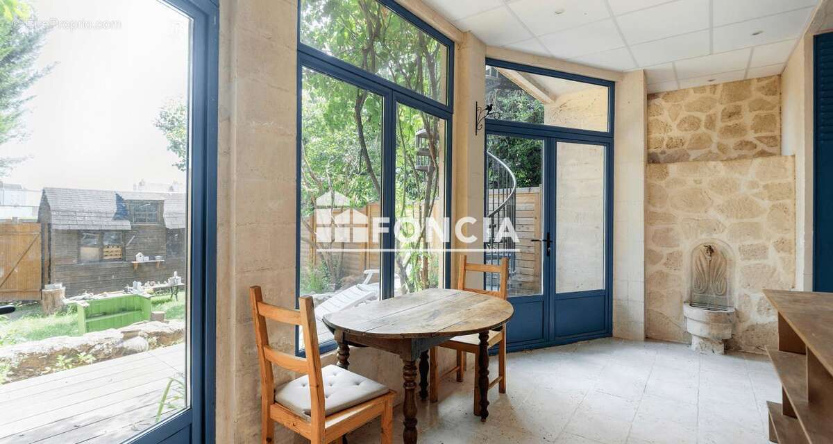 Coup de cœur assuré pour cette maison de ville au charme préservé, idéalement située proche gare et commodités - photo 6