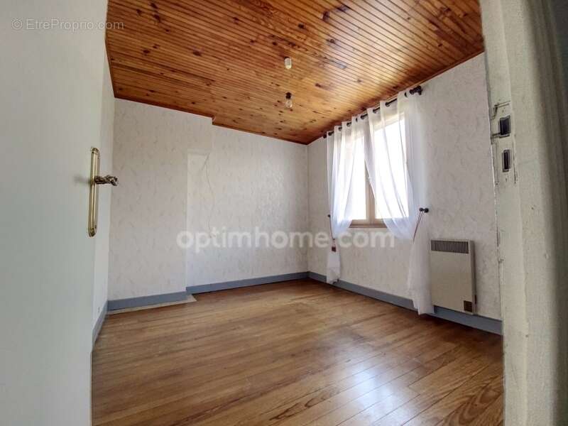 Maison à TAVAUX-ET-PONTSERICOURT