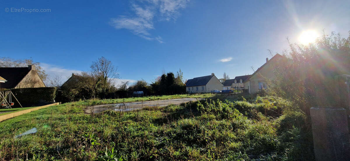 Terrain à SAINT-JEAN-DE-DAYE