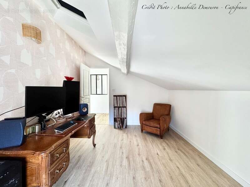 RIOM - EXCLUSIVITÉ – Maison de ville de caractère P6 entièrement rénovée avec jardin, abri et cave - photo 25