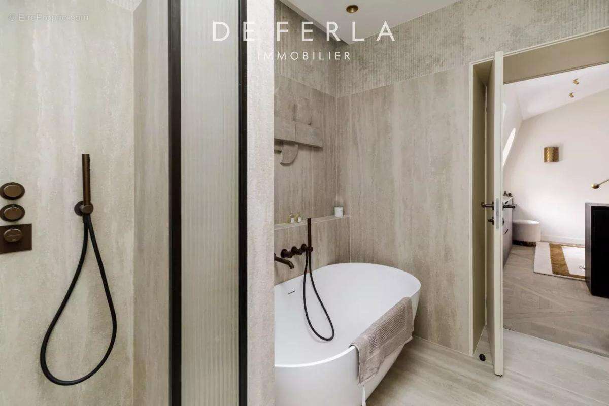 Appartement à PARIS-16E