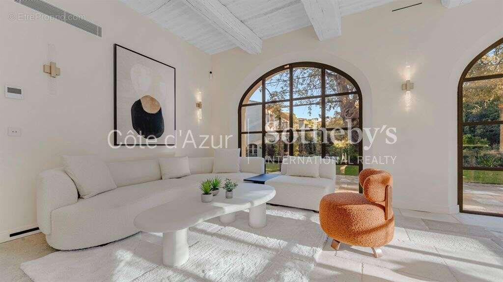 Saint-Tropez : Ensemble de deux villas avec piscines à vendre à proximité du centre - photo 14