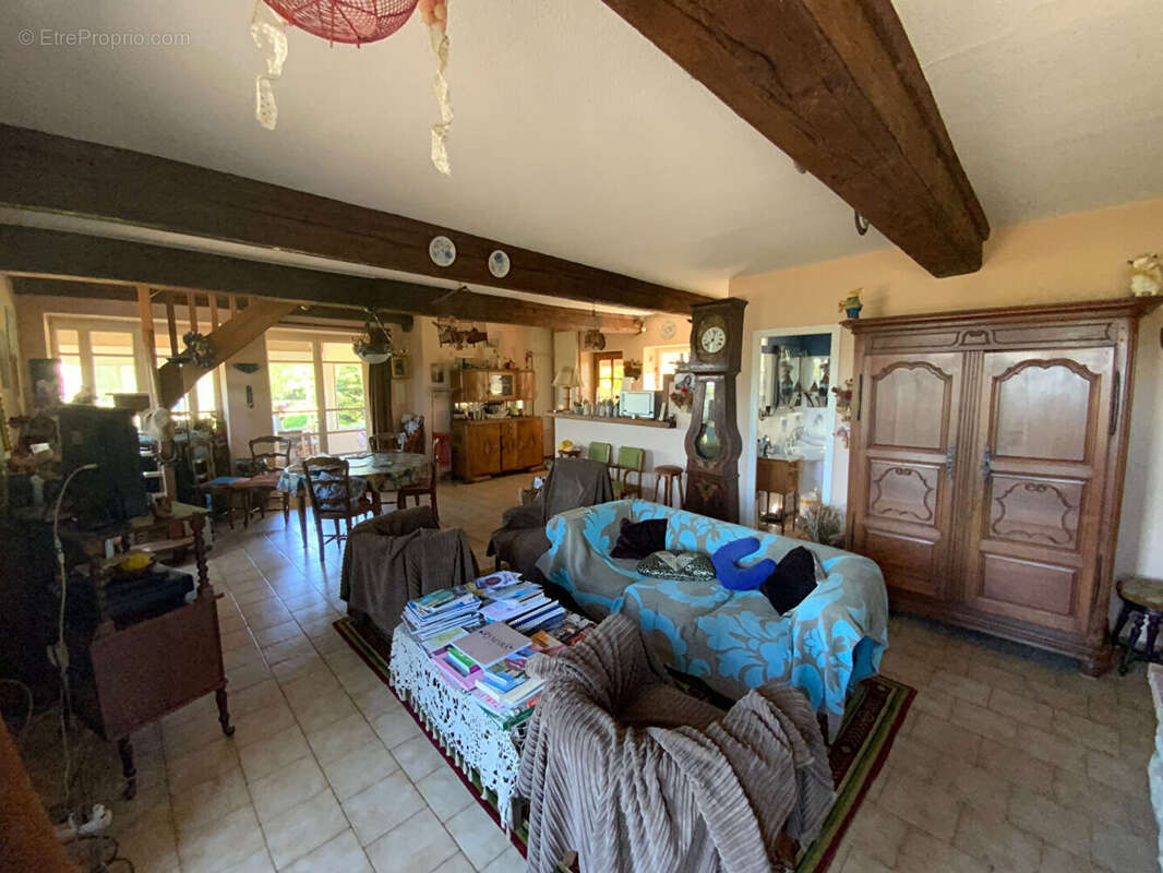 SAINT-EMILAND - Proche gare TGV - Maison de village de 139 m² hab. (3 chambres) avec dépendances (90 m²) - photo 2