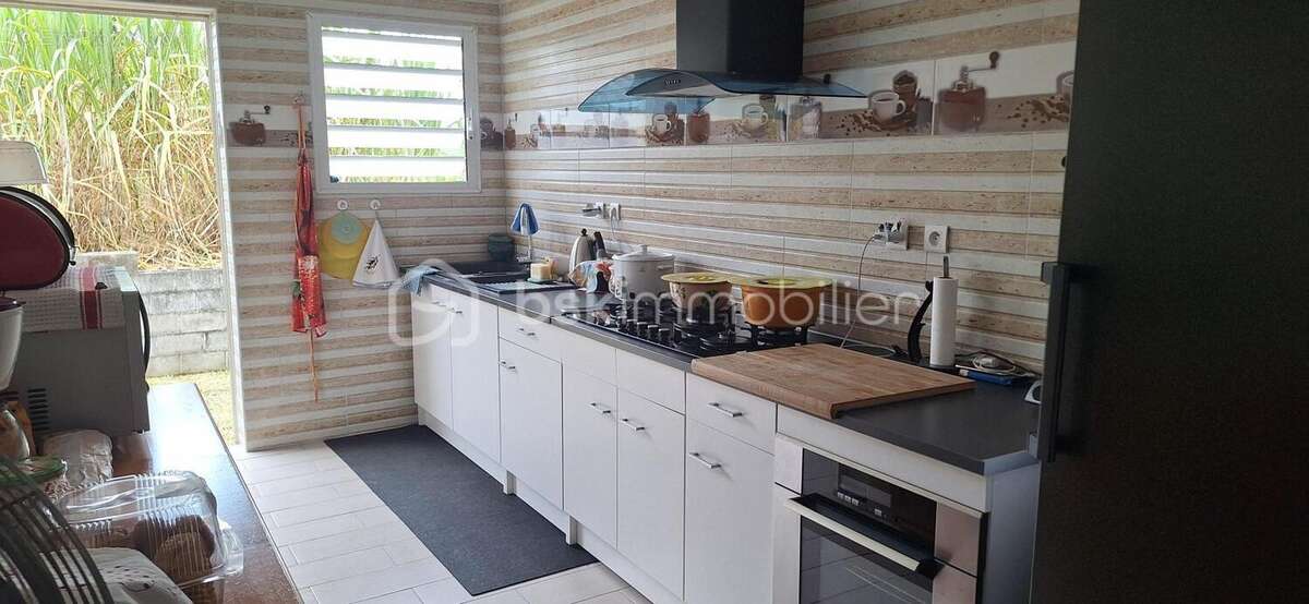 Maison familiale de 141 m² avec terrasse, panneaux photovoltaïques et fort potentiel – La Confiance, Saint-Benoît - photo 2