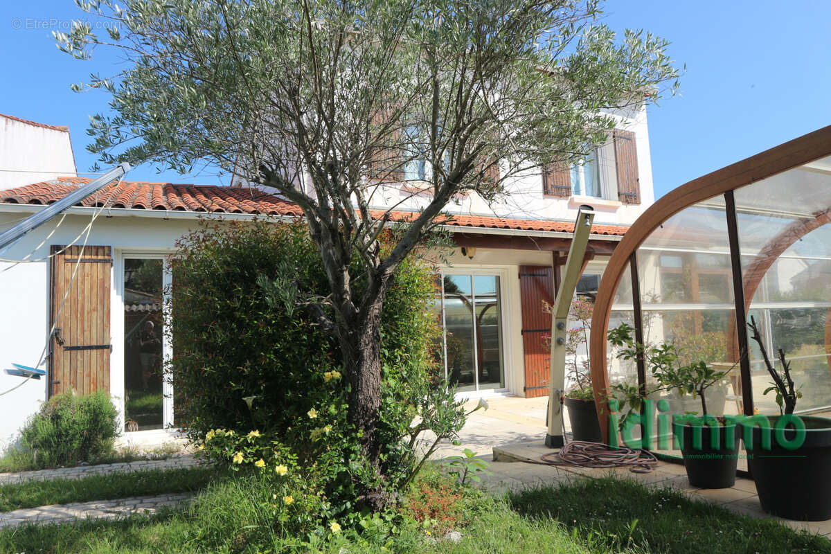 Magnifique maison de 220 m2,dans un lieu recherche, avec piscine sur un terrain de 610 m2. proche de royan. - photo 14