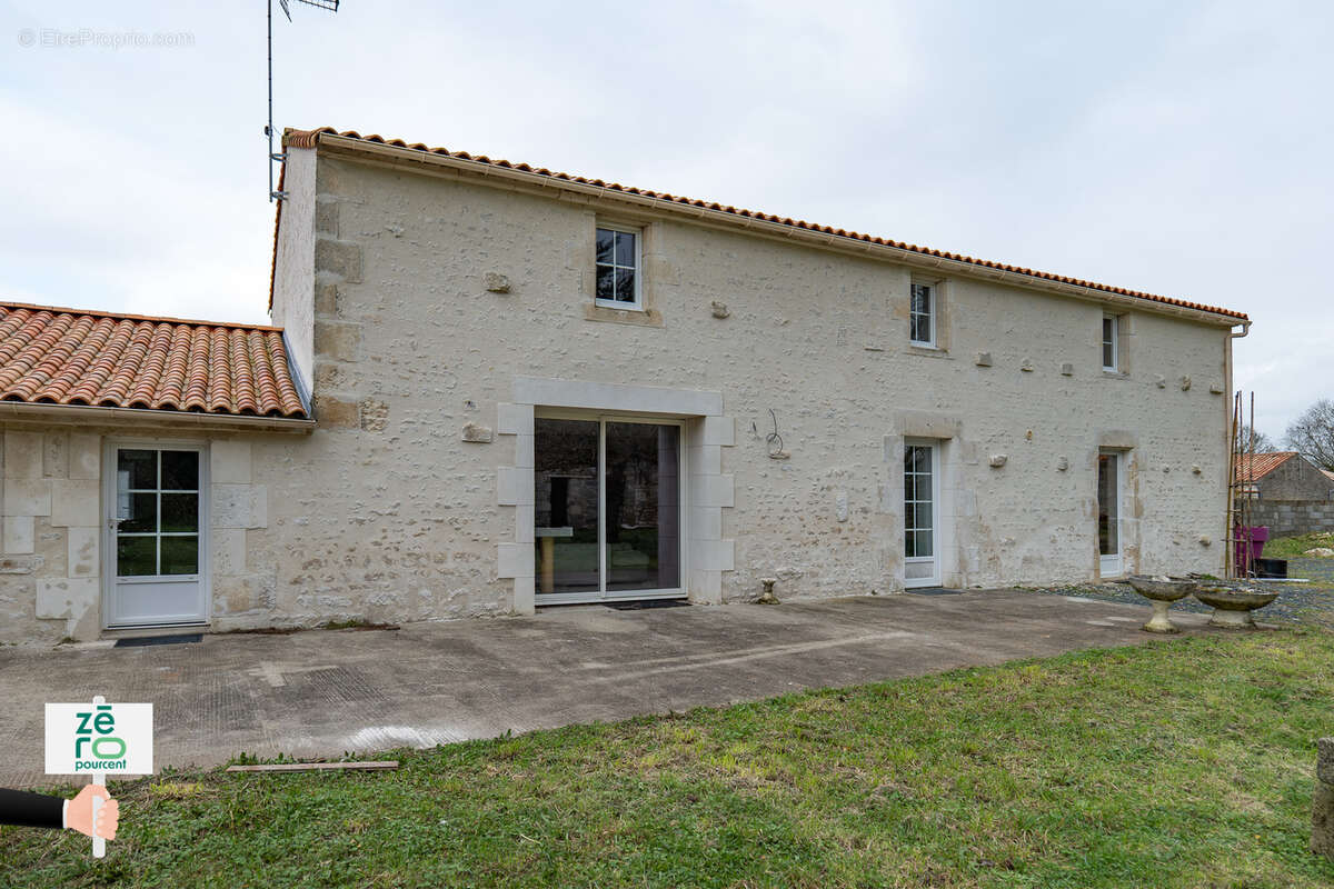 Maison à LES MAGNILS-REIGNIERS