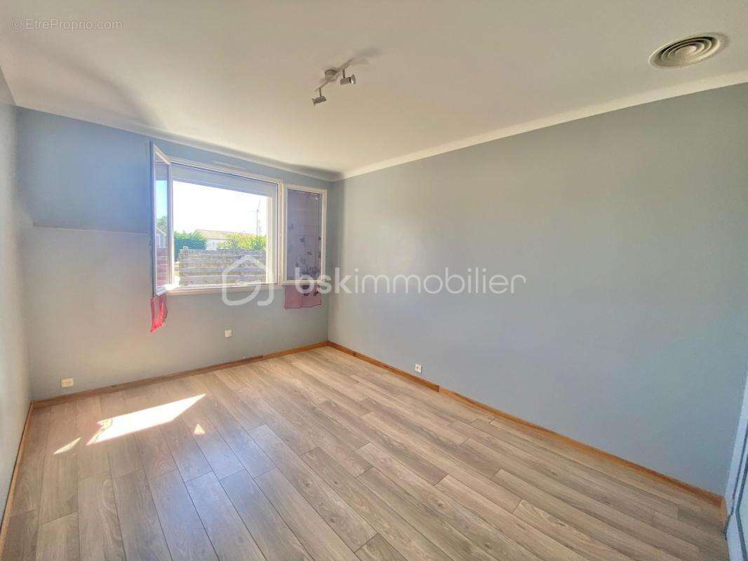 Maison familiale de 112 m² sur terrain constructible de 1 756 m² avec piscine et hangar - photo 8