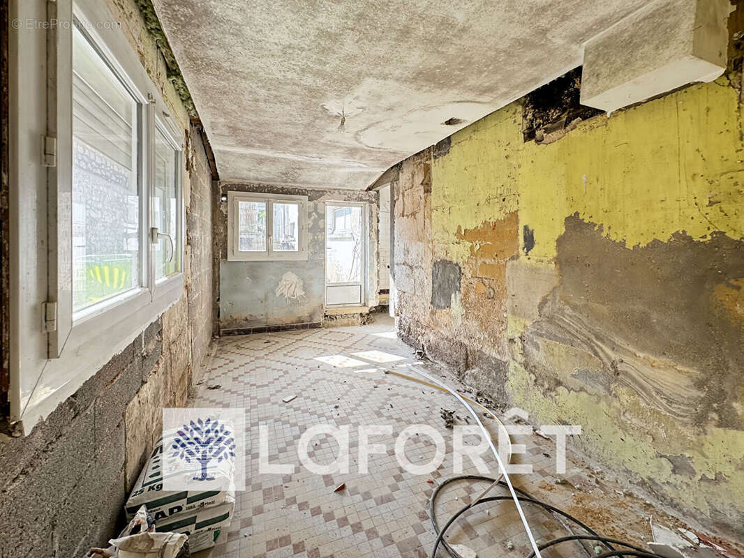 Immeuble de rapport - 3 lots loués et 2 appartements à rénover - photo 8