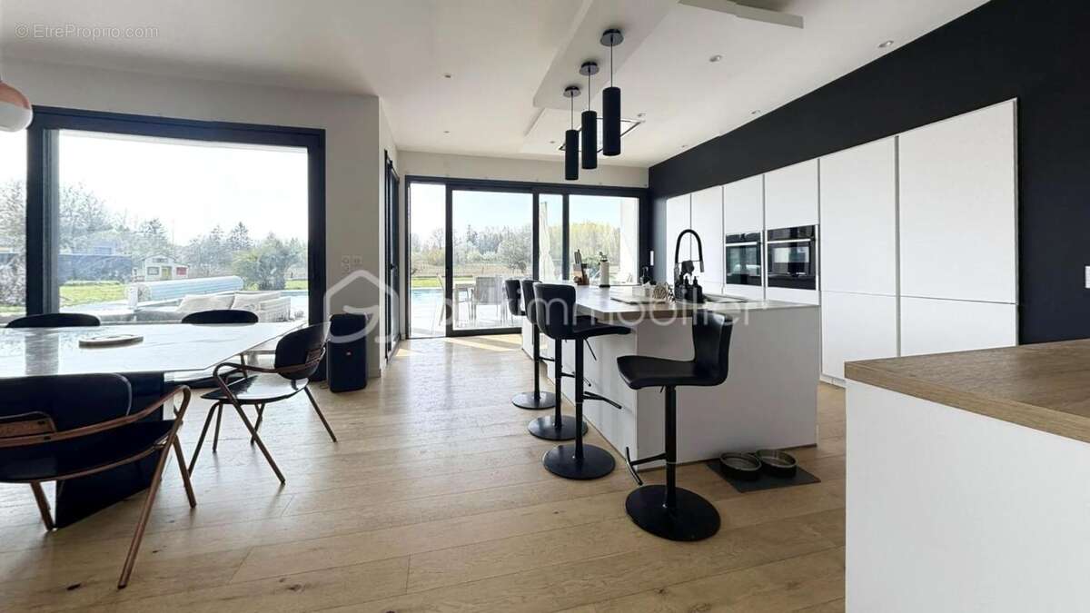 Maison à LA CHAPELLE-SAINT-LUC