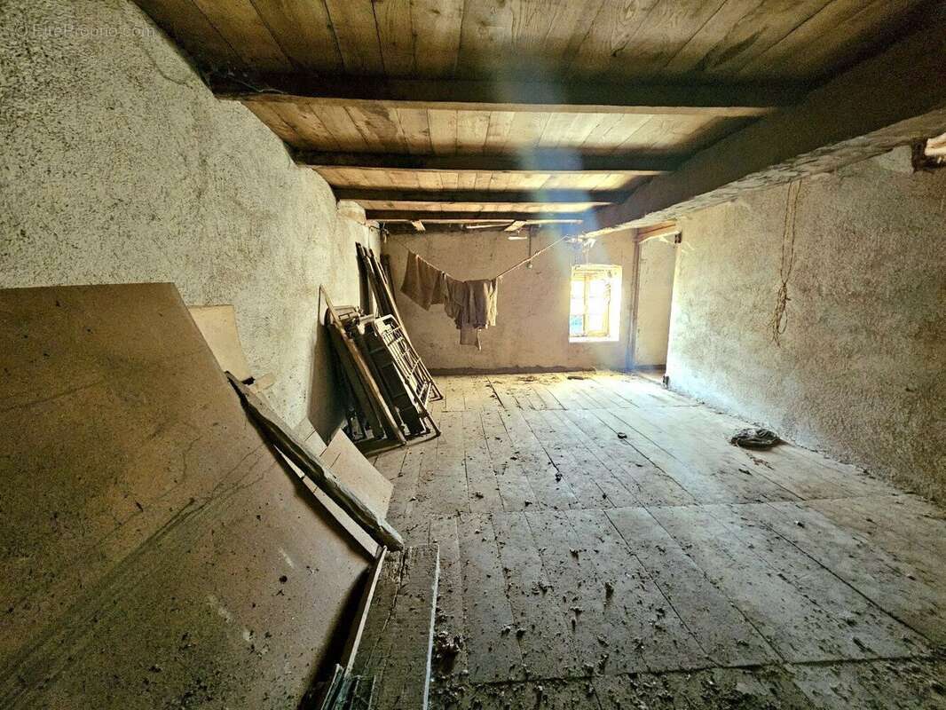 Corps de ferme à rénover avec son terrain d'environ 1 400m² - photo 3