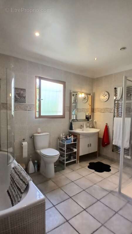 Agréable villa avec piscine chauffée et terrain de pétanque. - photo 18