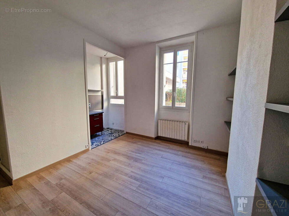Découvrez ce charmant appartement de type T2, idéalement situé en plein centre-ville de Toulon, à proximité im - photo 7