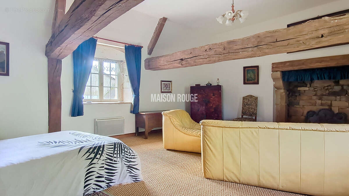 Maison à LA ROCHE-DERRIEN