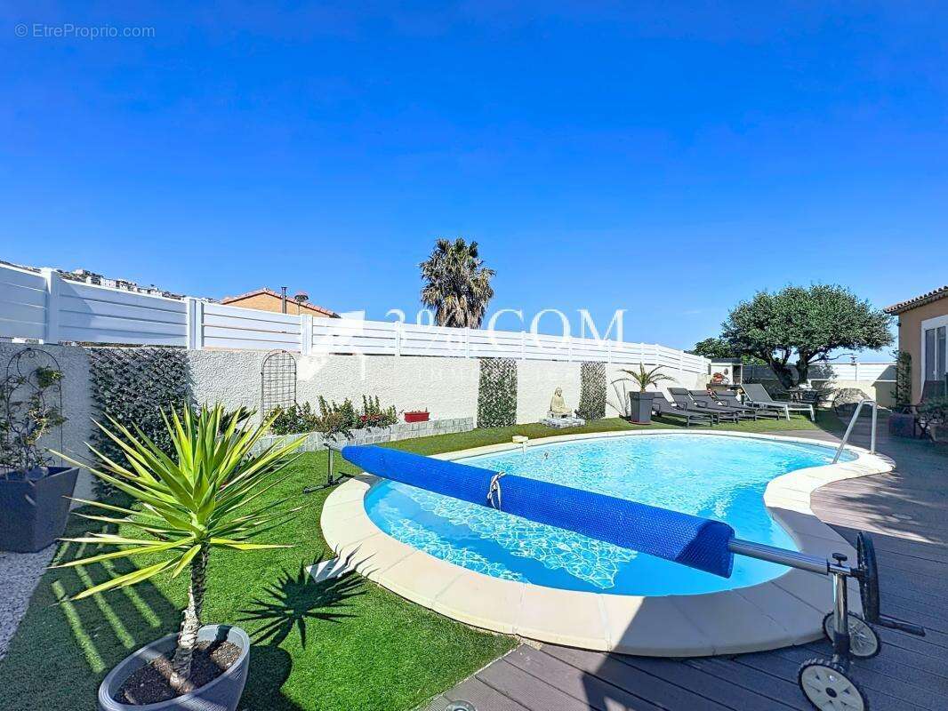Maison de plain-pied avec piscine, jardin et vue dégagée sur - photo 15