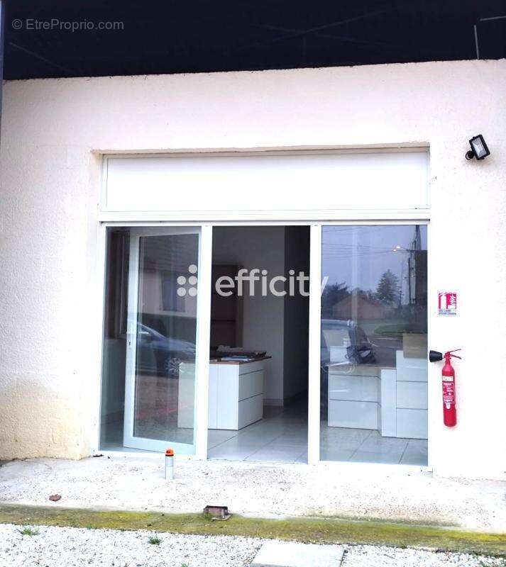 Commerce à TREMBLAY-LES-VILLAGES