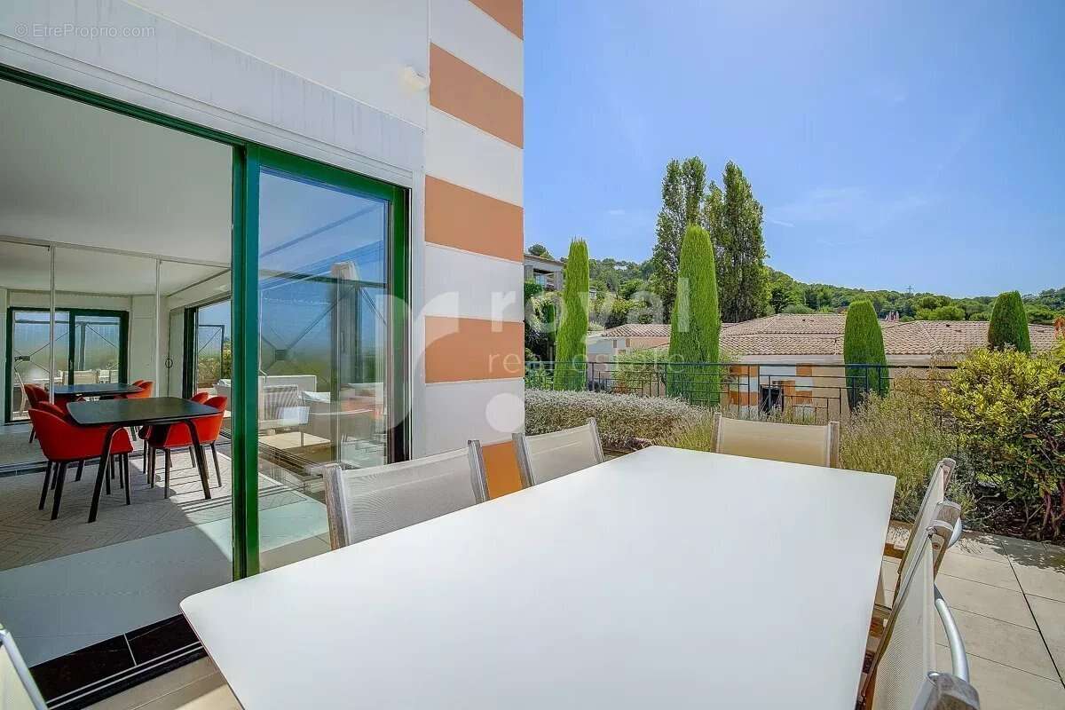 Appartement à MOUGINS
