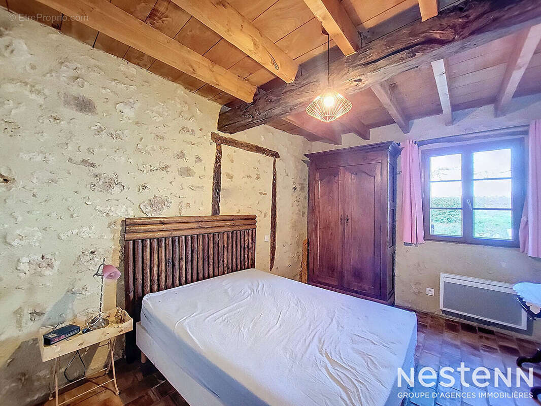 A Vendre Maison en pierre rénovée de cinq pièces sur propriété de plus de 2.4 hectares - photo 12
