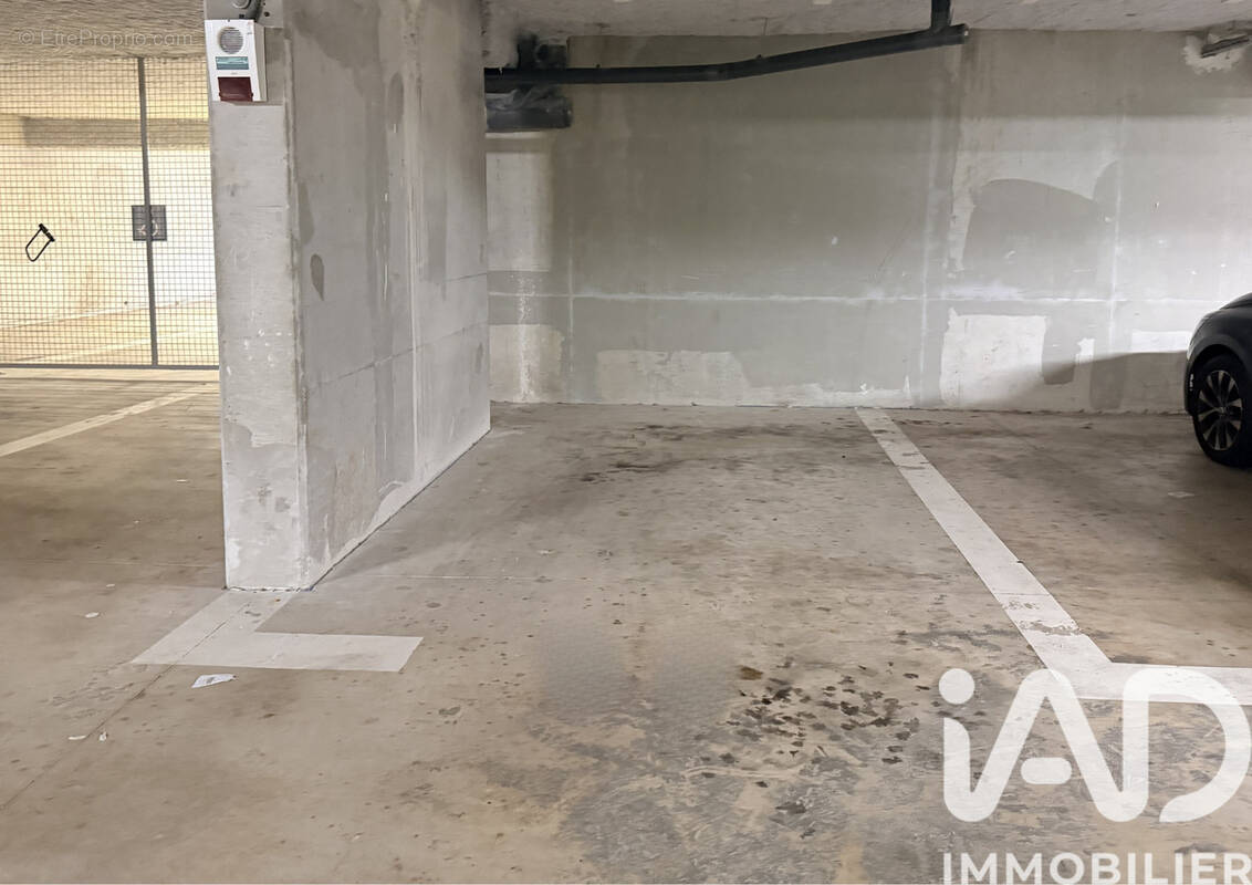 Photo 1 - Parking à GUYANCOURT