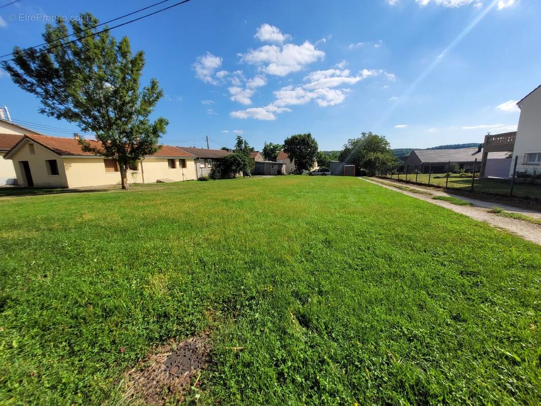 Terrain à MONCEL-SUR-SEILLE