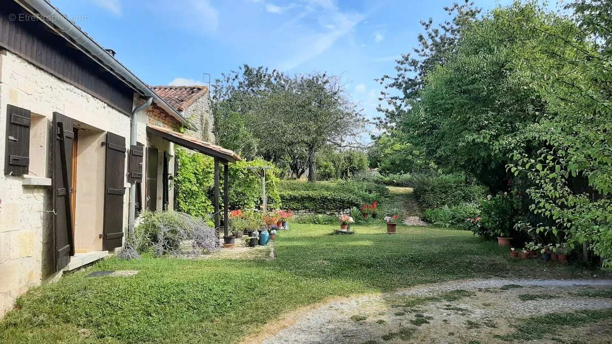 Maison à BORS(CANTON DE MONTMOREAU-SAINT-CYBARD)