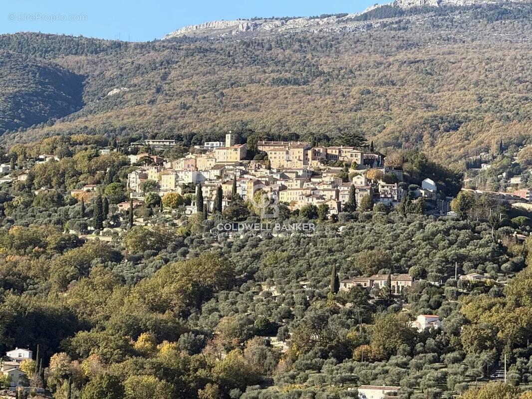Terrain à OPIO