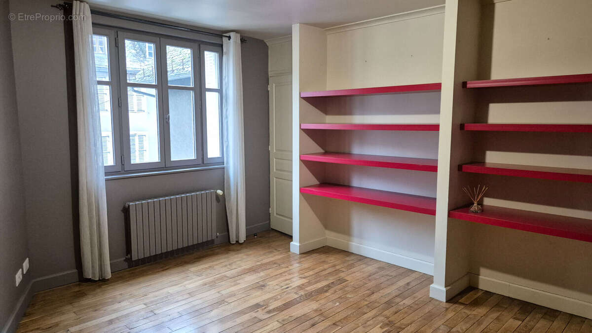 Maison à ENTRAYGUES-SUR-TRUYERE